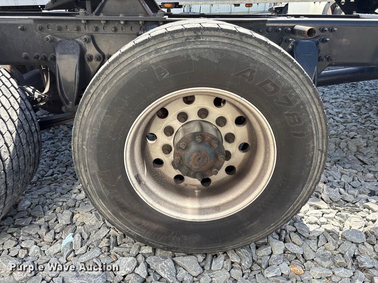 image for item YA1719 2019 Freightliner Cascadia semi truck