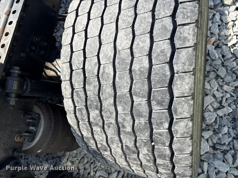 image for item YA1719 2019 Freightliner Cascadia semi truck