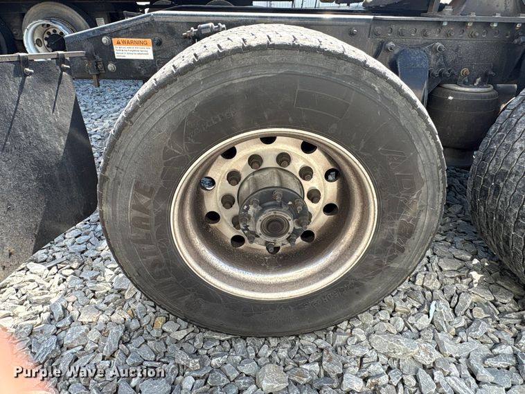 image for item YA1719 2019 Freightliner Cascadia semi truck