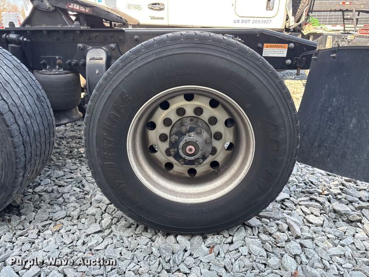 image for item YA1719 2019 Freightliner Cascadia semi truck