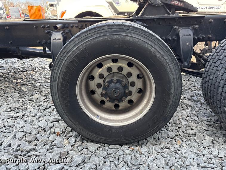 image for item YA1719 2019 Freightliner Cascadia semi truck