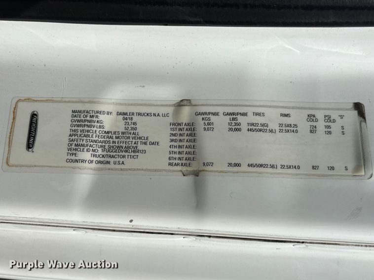 image for item YA1719 2019 Freightliner Cascadia semi truck