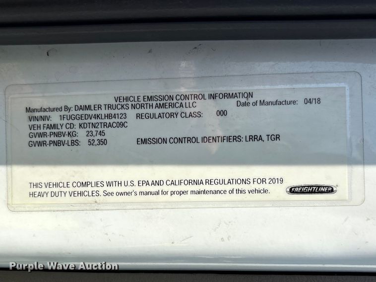 image for item YA1719 2019 Freightliner Cascadia semi truck