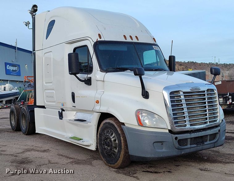 image for item YA1745 2016 Freightliner Cascadia semi truck