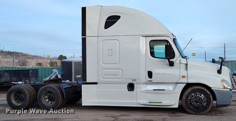 image for item YA1745 2016 Freightliner Cascadia semi truck