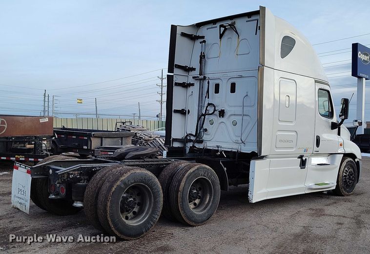 image for item YA1745 2016 Freightliner Cascadia semi truck