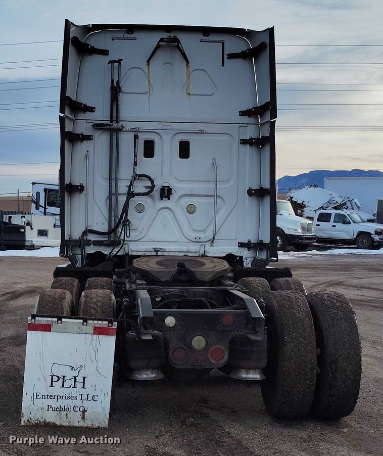 image for item YA1745 2016 Freightliner Cascadia semi truck