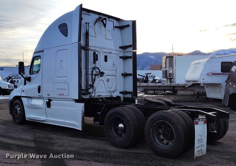 image for item YA1745 2016 Freightliner Cascadia semi truck