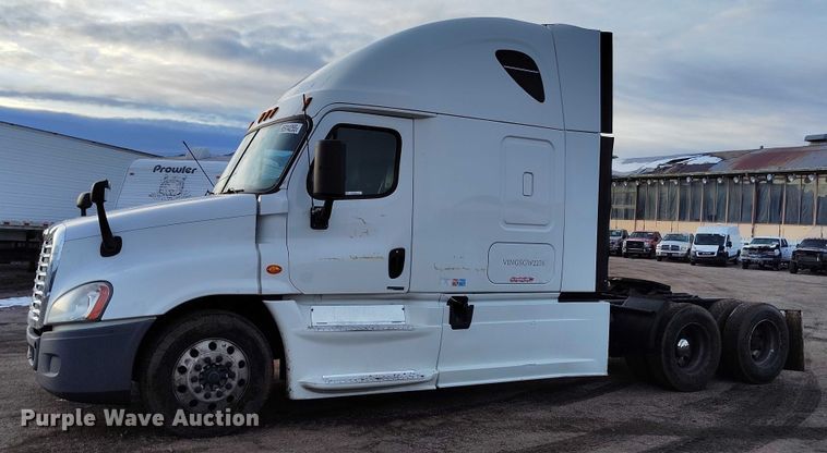 image for item YA1745 2016 Freightliner Cascadia semi truck