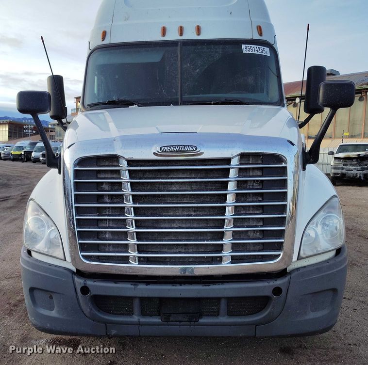 image for item YA1745 2016 Freightliner Cascadia semi truck