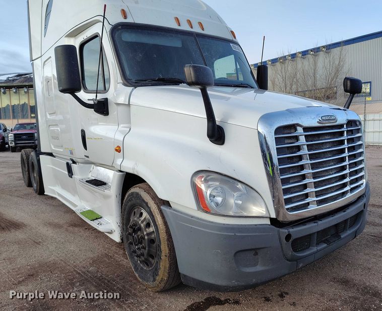 image for item YA1745 2016 Freightliner Cascadia semi truck