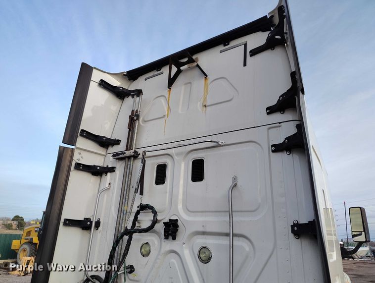 image for item YA1745 2016 Freightliner Cascadia semi truck