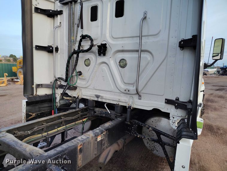 image for item YA1745 2016 Freightliner Cascadia semi truck