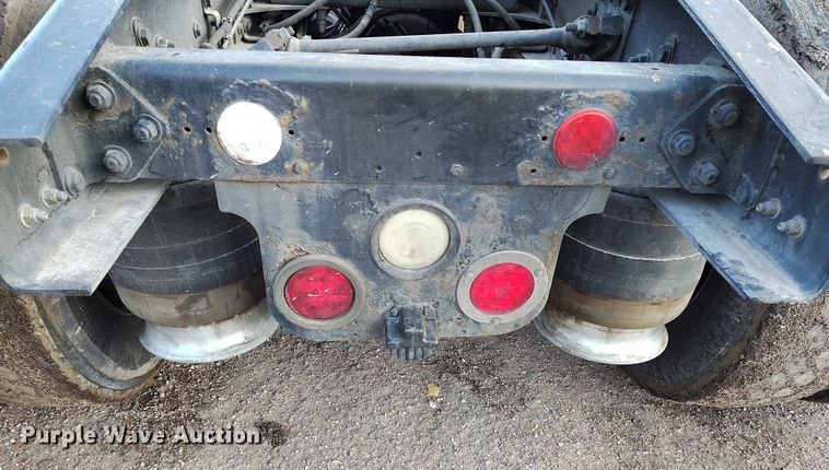 image for item YA1745 2016 Freightliner Cascadia semi truck