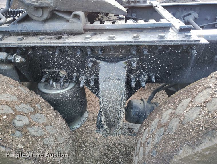 image for item YA1745 2016 Freightliner Cascadia semi truck