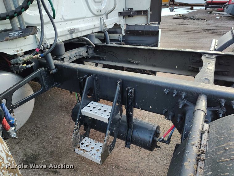 image for item YA1745 2016 Freightliner Cascadia semi truck