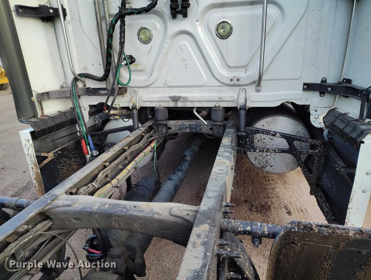 image for item YA1745 2016 Freightliner Cascadia semi truck