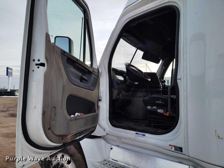 image for item YA1745 2016 Freightliner Cascadia semi truck