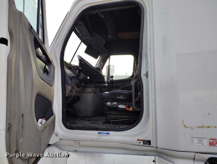 image for item YA1745 2016 Freightliner Cascadia semi truck