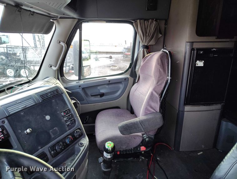 image for item YA1745 2016 Freightliner Cascadia semi truck