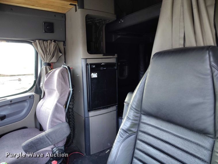 image for item YA1745 2016 Freightliner Cascadia semi truck