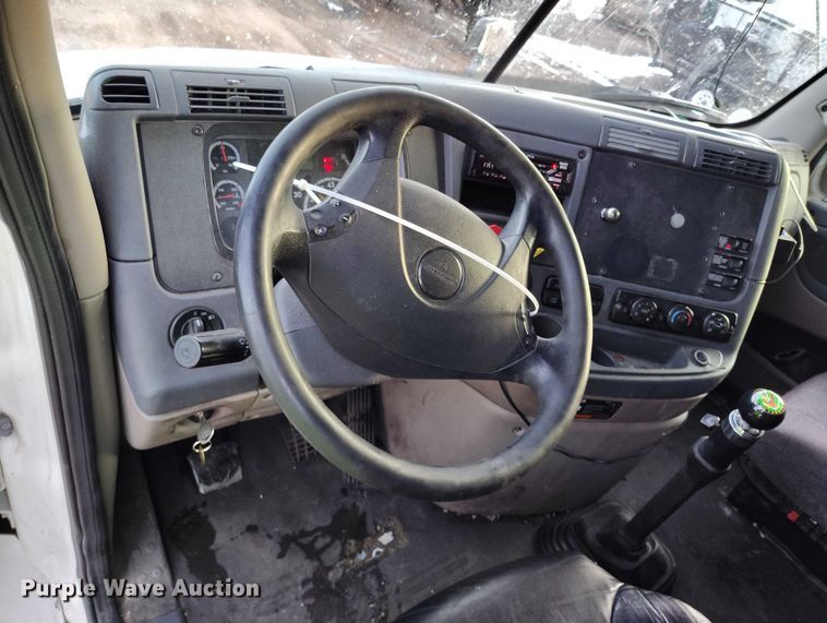 image for item YA1745 2016 Freightliner Cascadia semi truck