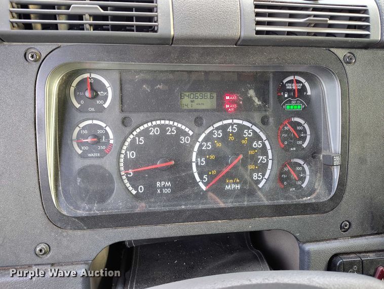 image for item YA1745 2016 Freightliner Cascadia semi truck