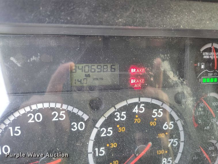 image for item YA1745 2016 Freightliner Cascadia semi truck