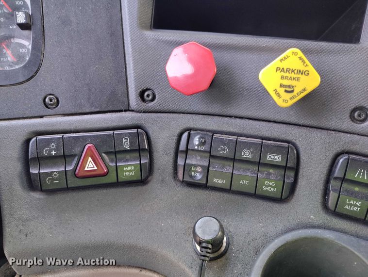 image for item YA1745 2016 Freightliner Cascadia semi truck