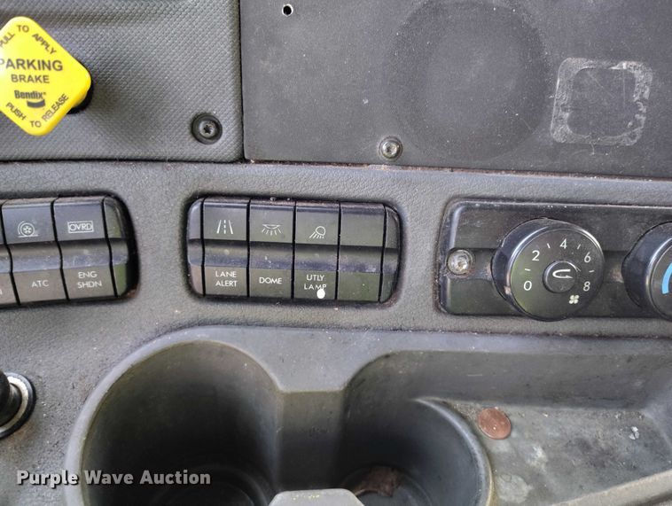 image for item YA1745 2016 Freightliner Cascadia semi truck