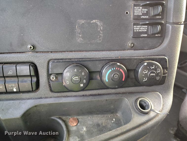 image for item YA1745 2016 Freightliner Cascadia semi truck