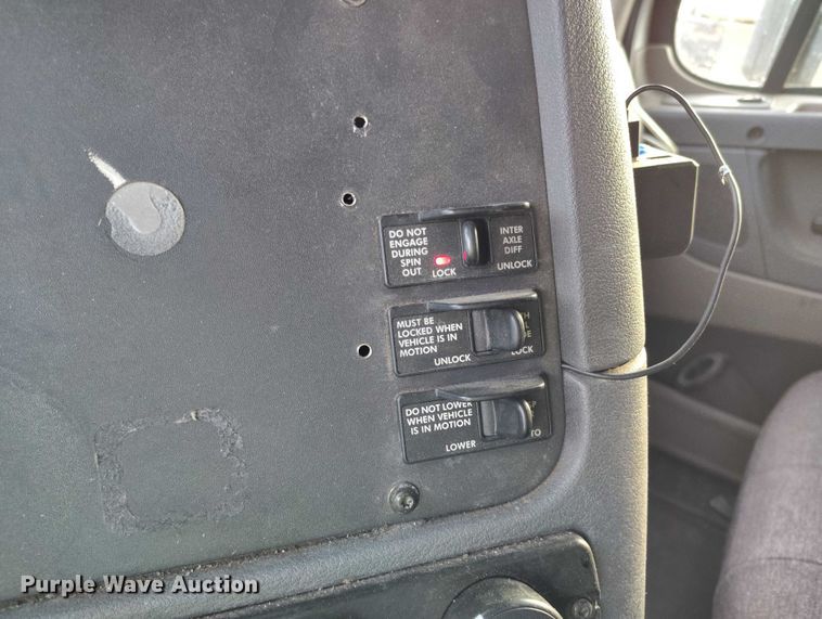 image for item YA1745 2016 Freightliner Cascadia semi truck