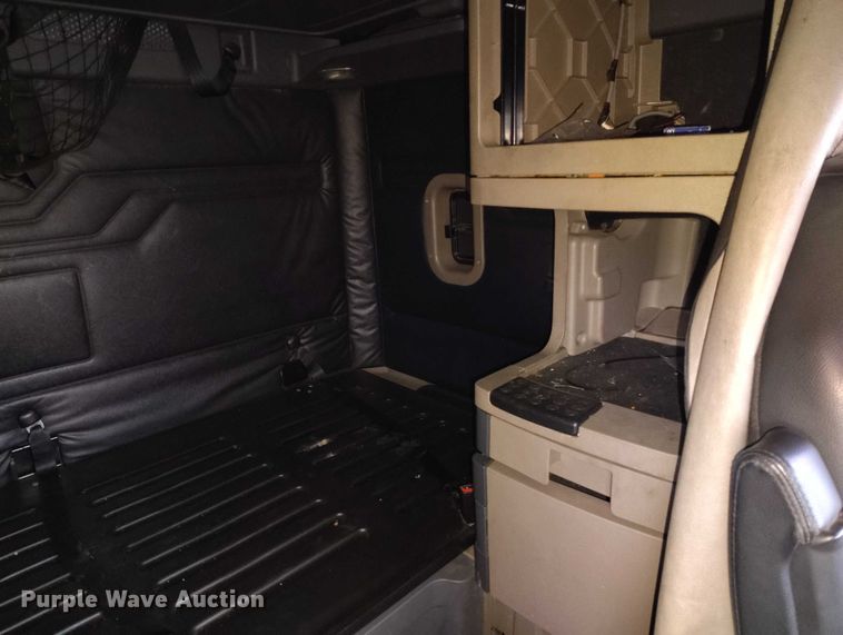 image for item YA1745 2016 Freightliner Cascadia semi truck