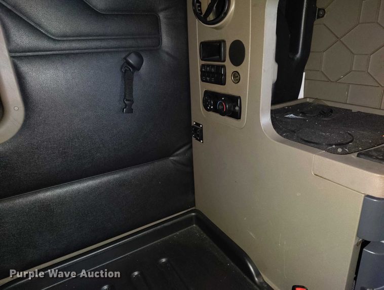 image for item YA1745 2016 Freightliner Cascadia semi truck