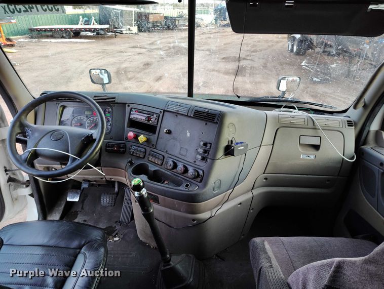 image for item YA1745 2016 Freightliner Cascadia semi truck