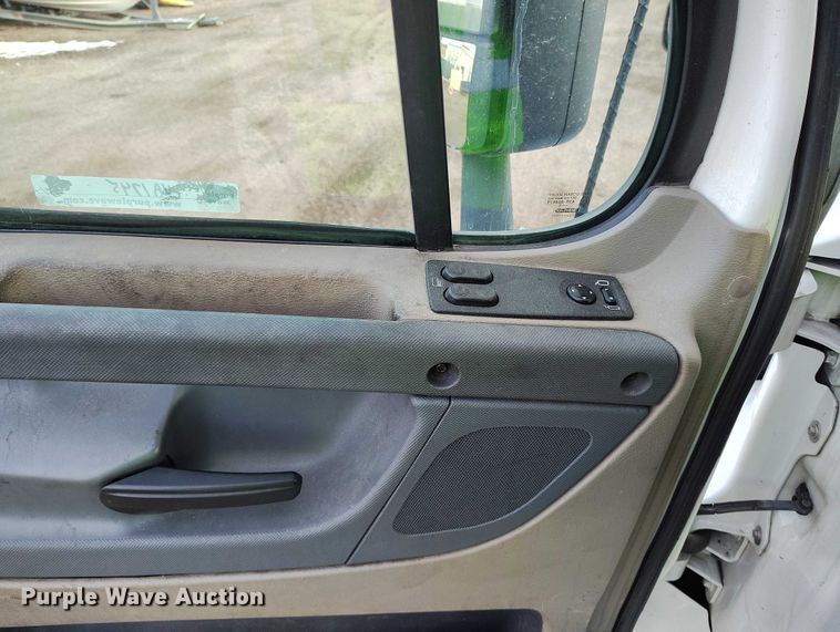 image for item YA1745 2016 Freightliner Cascadia semi truck