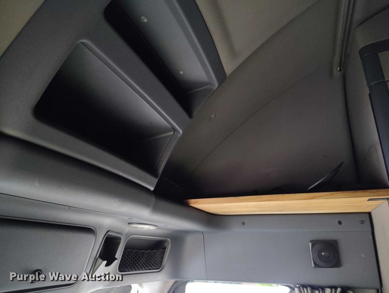 image for item YA1745 2016 Freightliner Cascadia semi truck