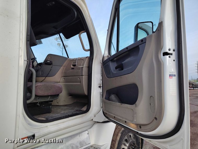 image for item YA1745 2016 Freightliner Cascadia semi truck