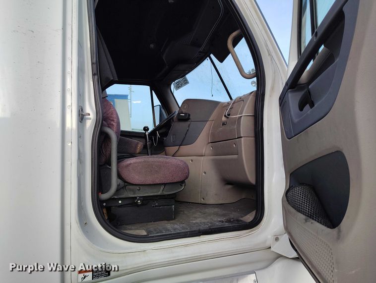 image for item YA1745 2016 Freightliner Cascadia semi truck
