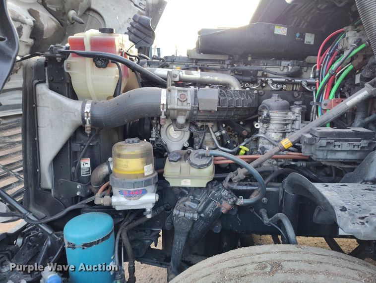 image for item YA1745 2016 Freightliner Cascadia semi truck