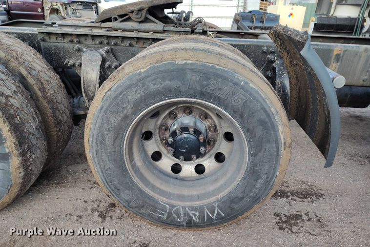 image for item YA1745 2016 Freightliner Cascadia semi truck