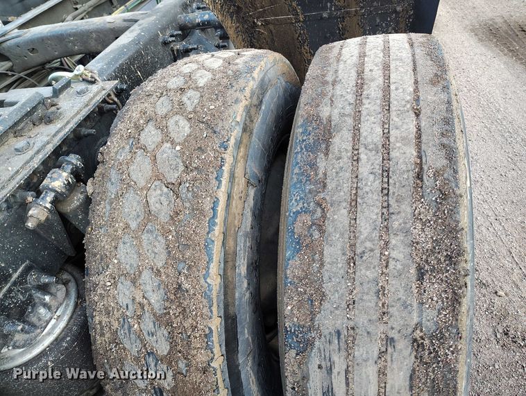 image for item YA1745 2016 Freightliner Cascadia semi truck