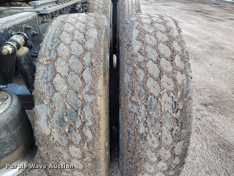 image for item YA1745 2016 Freightliner Cascadia semi truck