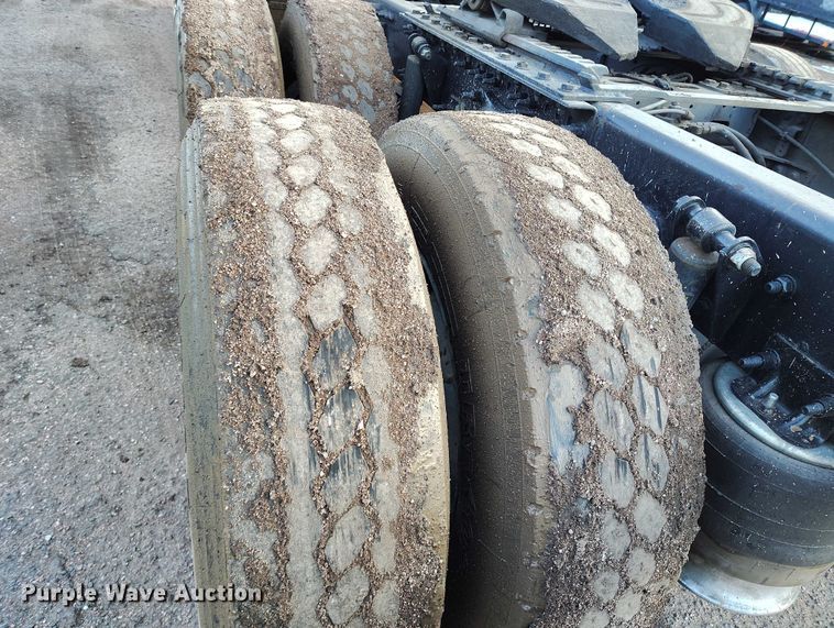 image for item YA1745 2016 Freightliner Cascadia semi truck