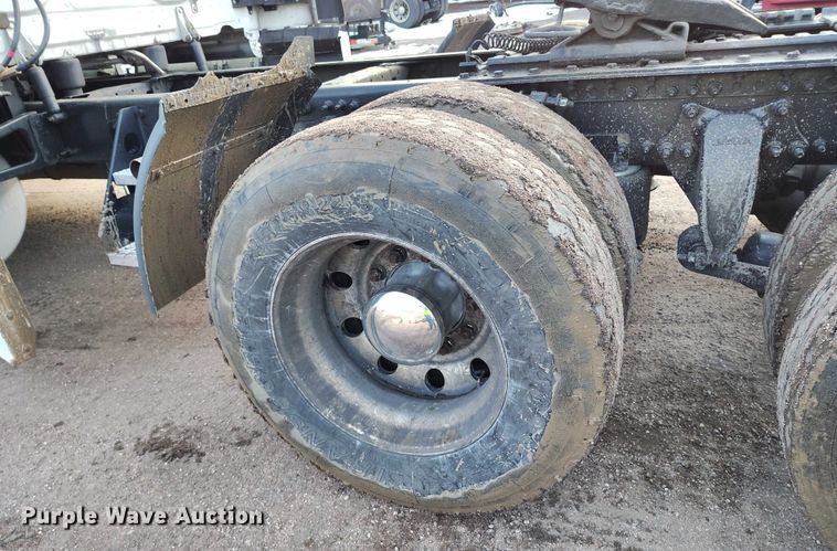 image for item YA1745 2016 Freightliner Cascadia semi truck