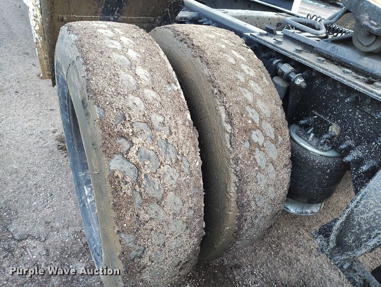 image for item YA1745 2016 Freightliner Cascadia semi truck