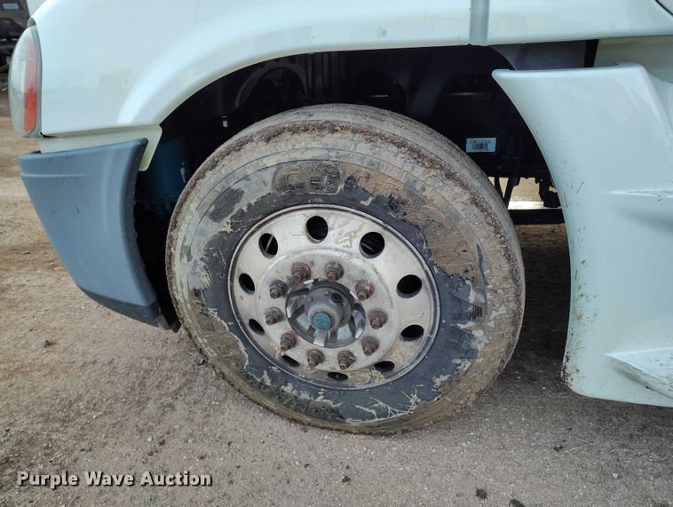 image for item YA1745 2016 Freightliner Cascadia semi truck