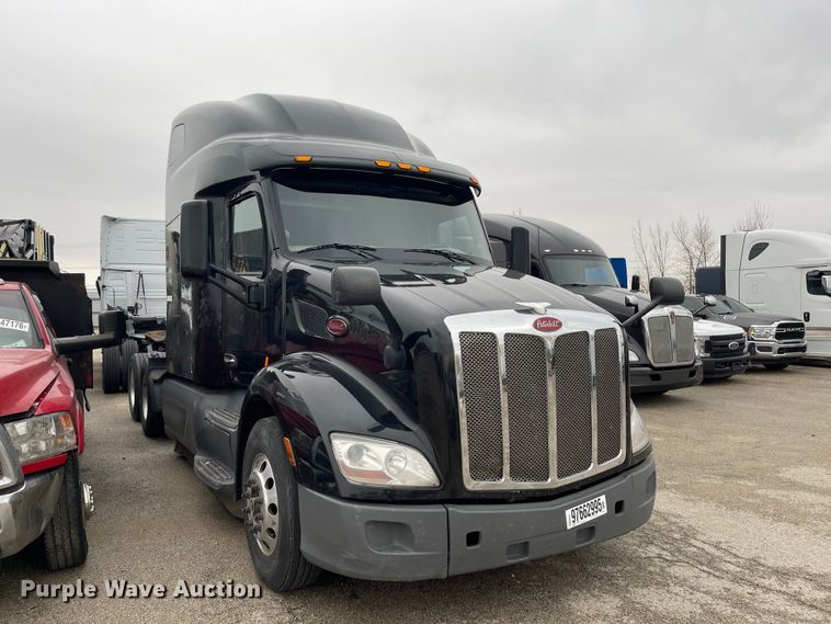 image for item YA1814 2019 Peterbilt 579 semi truck