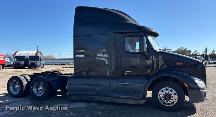 image for item YA1814 2019 Peterbilt 579 semi truck