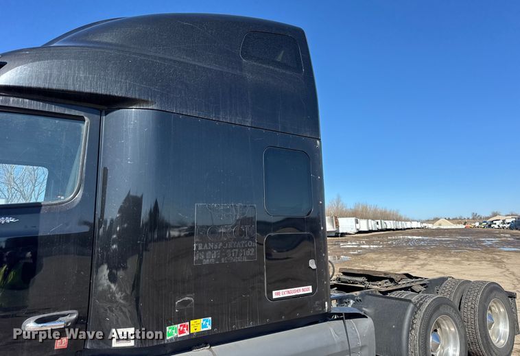 image for item YA1814 2019 Peterbilt 579 semi truck